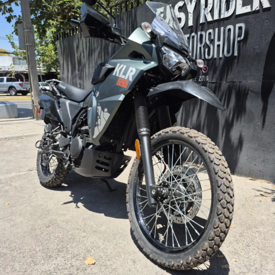 Kawasaki KLR 650 2026 vista lateral derecha