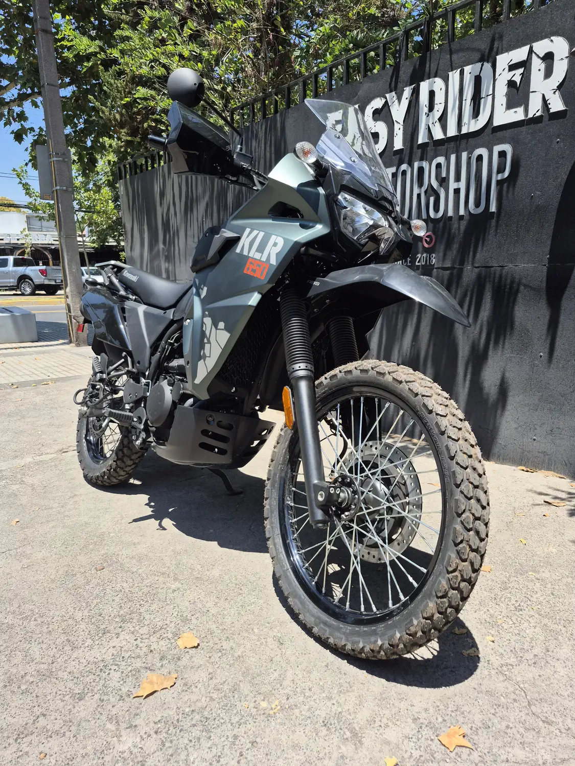 Kawasaki KLR 650 2026 vista lateral derecha