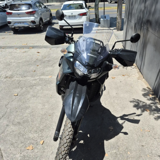 Kawasaki KLR 650 2026 vista frontal 3/4 color Verde
