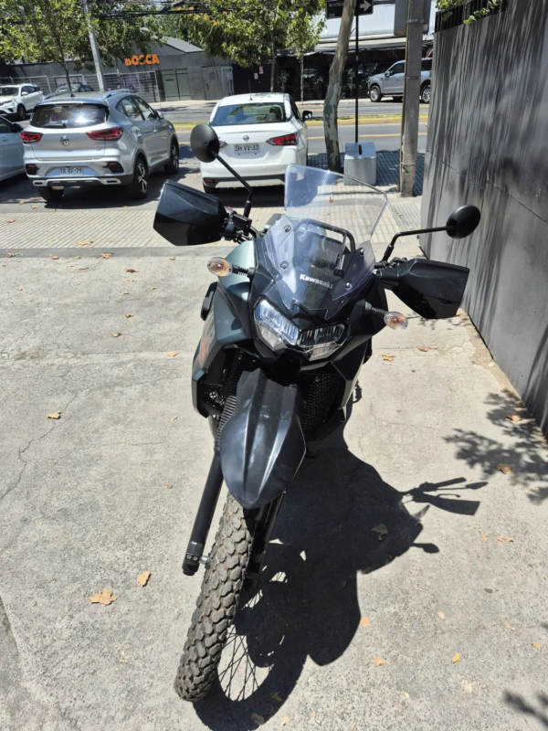 Kawasaki KLR 650 2026 vista frontal 3/4 color Verde