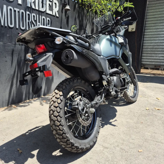 Kawasaki KLR 650 2026 vista frontal color Verde