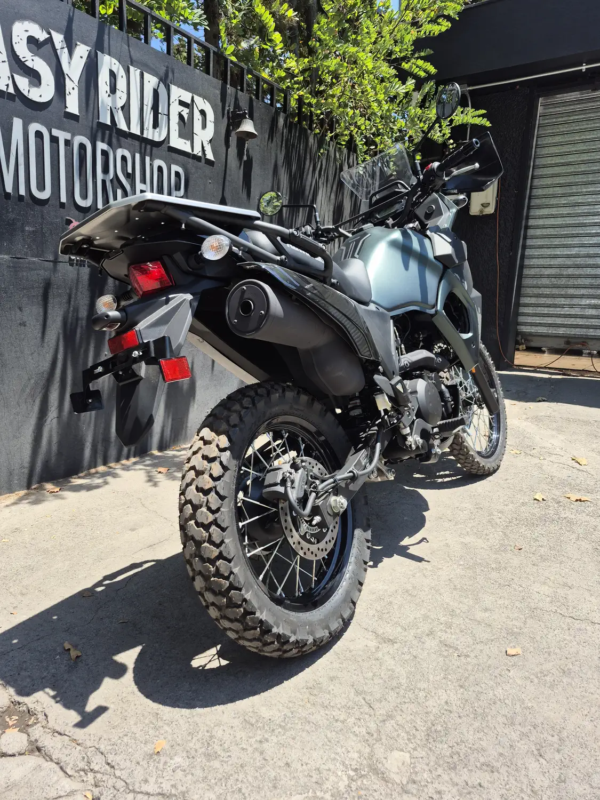 Kawasaki KLR 650 2026 vista frontal color Verde