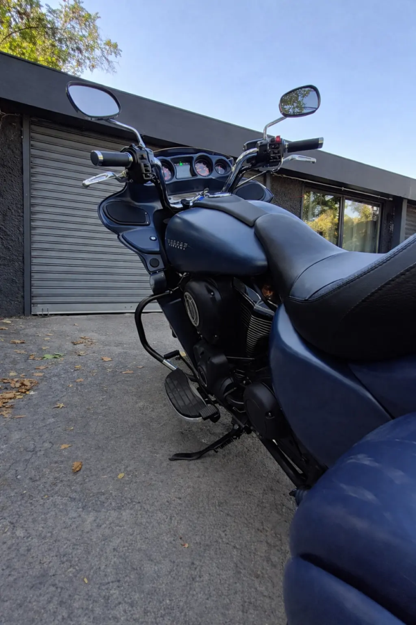 Kawasaki Vulcan 1700 Vaquero ABS 2025 detalle motor V-twin y tablero