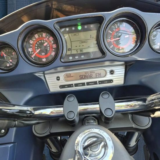 Kawasaki Vulcan 1700 Vaquero ABS 2025 tablero analógico sistema audio AM FM