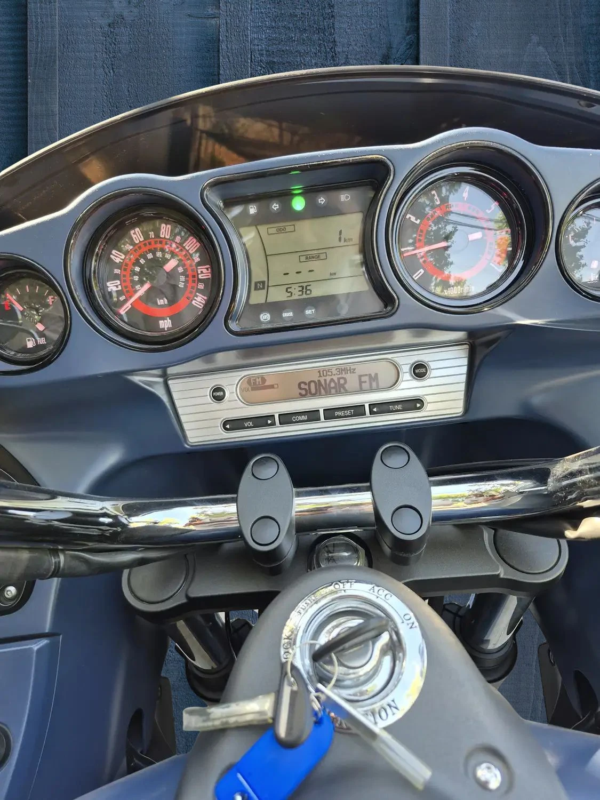 Kawasaki Vulcan 1700 Vaquero ABS 2025 tablero analógico sistema audio AM FM