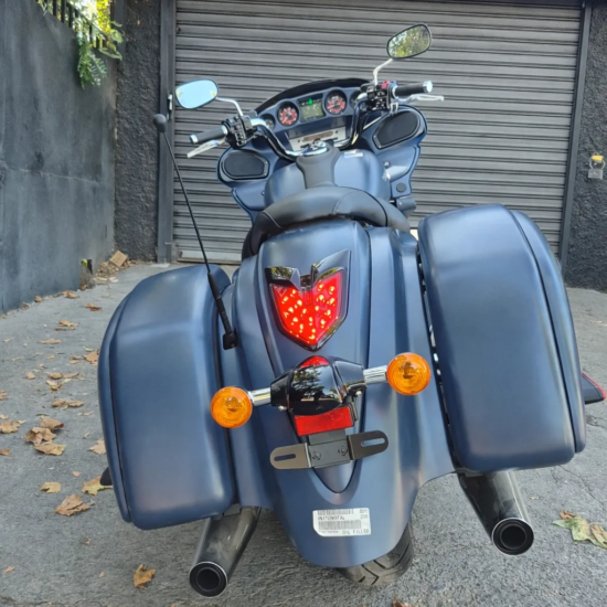 Kawasaki Vulcan 1700 Vaquero ABS 2025 vista trasera alforjas rígidas escape doble