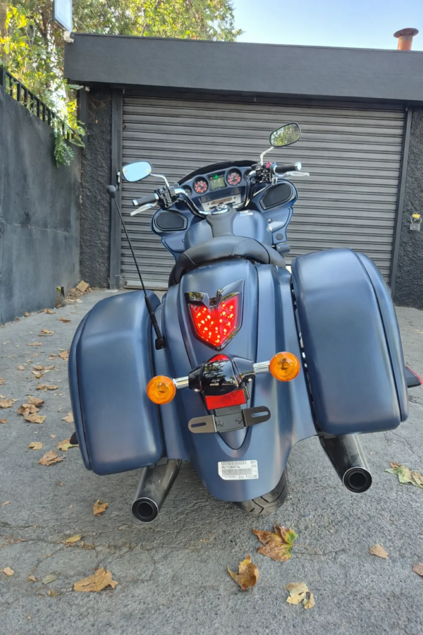 Kawasaki Vulcan 1700 Vaquero ABS 2025 vista trasera alforjas rígidas escape doble