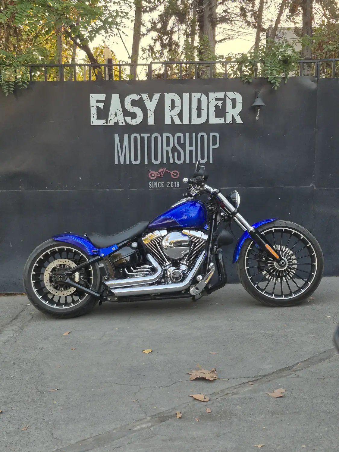 Harley-Davidson Breakout 2015 azul custom en venta Chile – Easy Rider Motor Shop