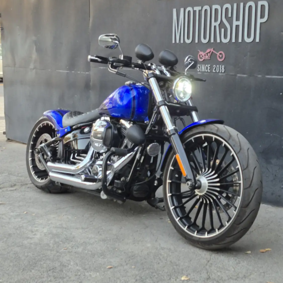 Harley-Davidson Breakout 2015 frontal – Faro LED y defensa de motor – Easy Rider Motor Shop
