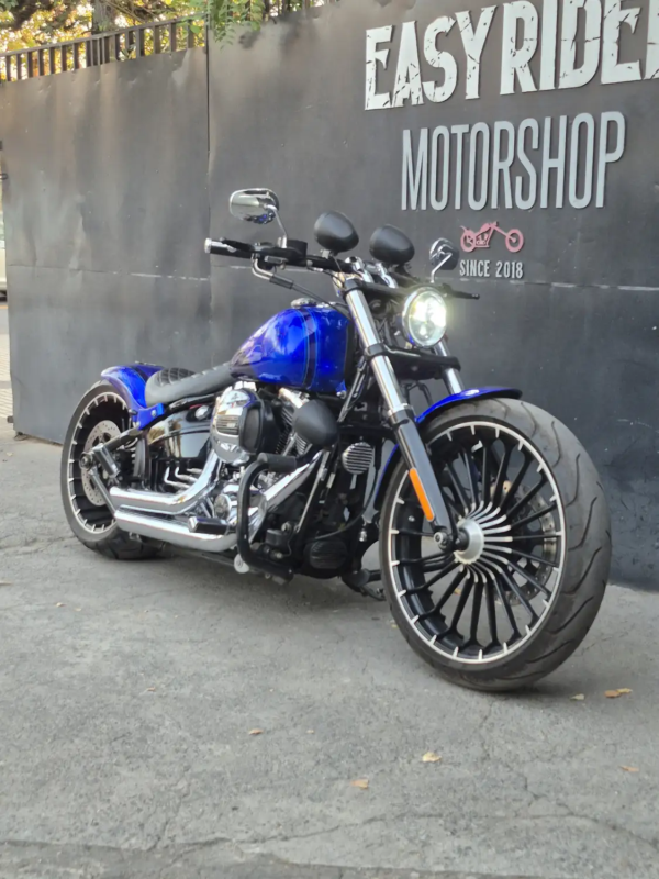 Harley-Davidson Breakout 2015 frontal – Faro LED y defensa de motor – Easy Rider Motor Shop