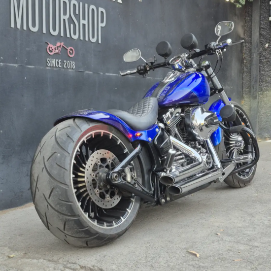 Neumático trasero 260 y escapes Vance & Hines Harley-Davidson Breakout 2015 azul custom