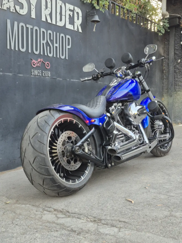 Neumático trasero 260 y escapes Vance & Hines Harley-Davidson Breakout 2015 azul custom