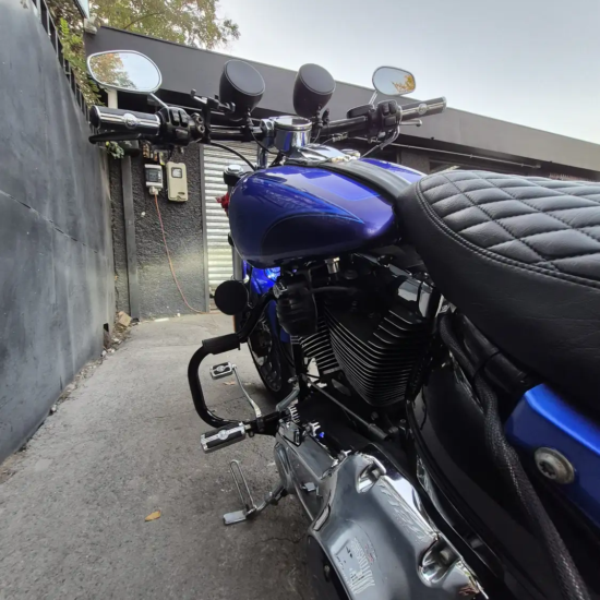 Parlantes Bluetooth y motor Twin Cam Harley-Davidson Breakout 2015 azul custom