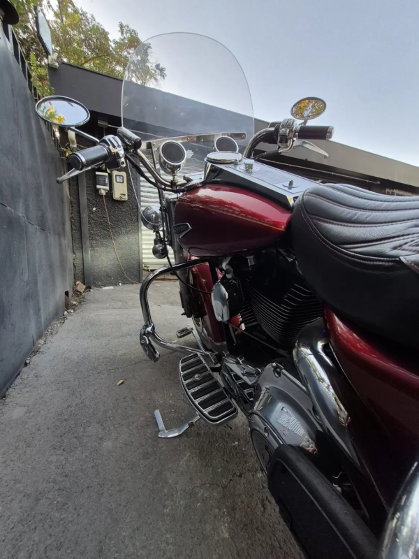 Harley-Davidson Road King Classic 2007 usada detalle motor Twin Cam 96 manubrio rojo Santiago