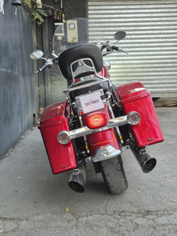 Harley-Davidson Road King Classic 2007 usada vista trasera escapes Vance Hines slash-cut rojo