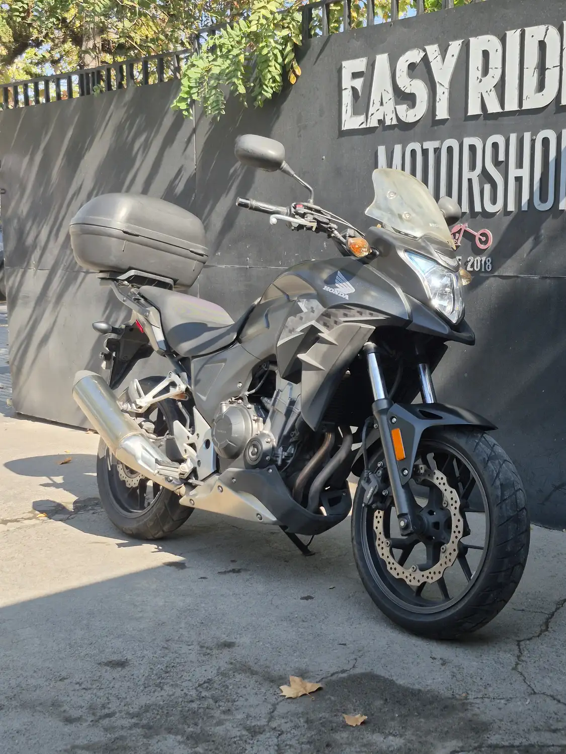 Honda CB500X 2015 usada vista frontal 3/4 con top case GIVI Easy Rider Motorshop Santiago