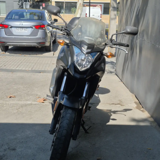 Honda CB500X 2015 usada vista frontal calle negro parabrisas ajustable Santiago Chile