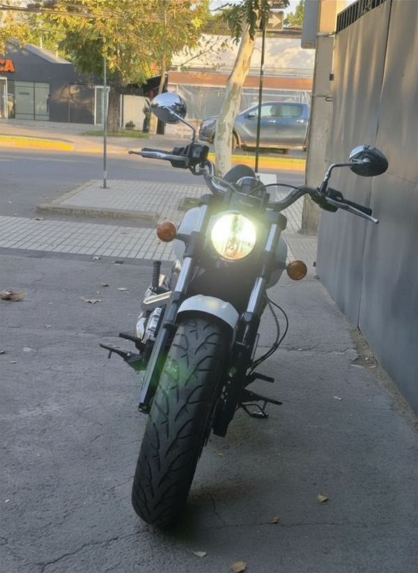 Indian Scout Bobber 1200 faro encendido vista frontal Santiago Chile