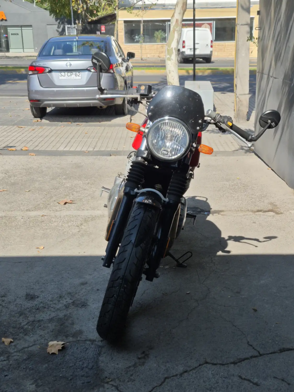 Royal Enfield Continental GT 650 2022 usada vista frontal calle rojo faro redondo Santiago Chile