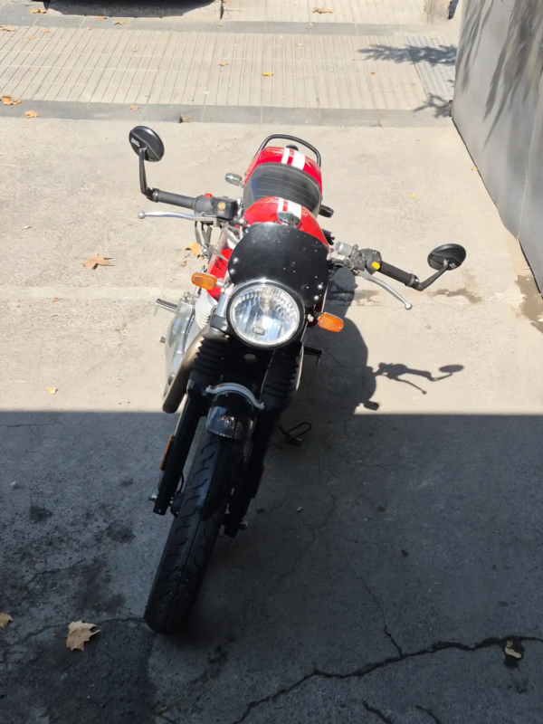 Royal Enfield Continental GT 650 2022 usada frontal faro redondo cúpula negra rojo Santiago