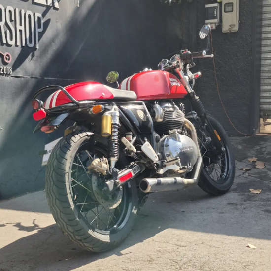 Royal Enfield Continental GT 650 2022 usada vista trasera 3/4 rojo amortiguadores dorados Santiago