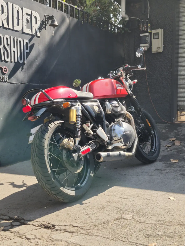 Royal Enfield Continental GT 650 2022 usada vista trasera 3/4 rojo amortiguadores dorados Santiago