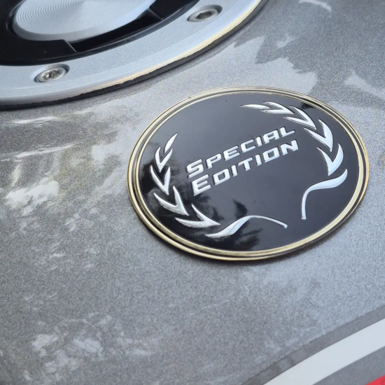 TVS Ronin 225 Special Edition badge tanque detalle exclusivo