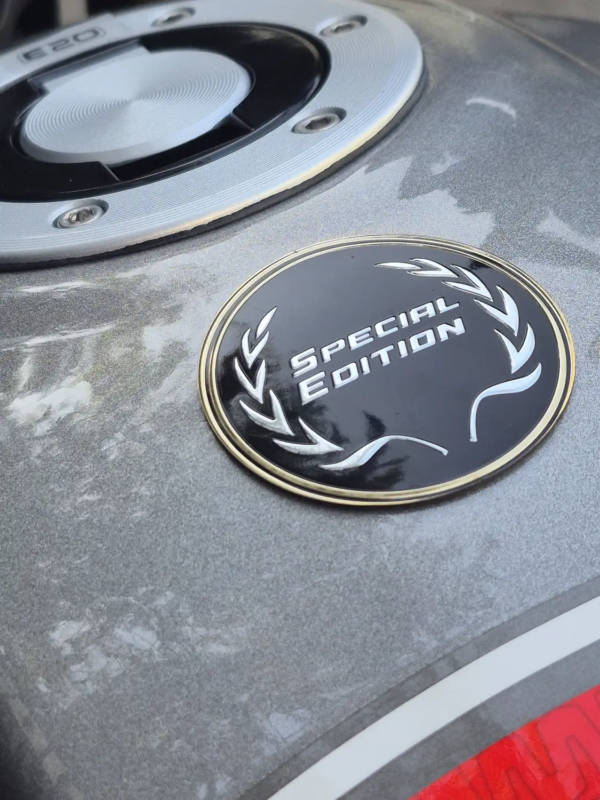 TVS Ronin 225 Special Edition badge tanque detalle exclusivo