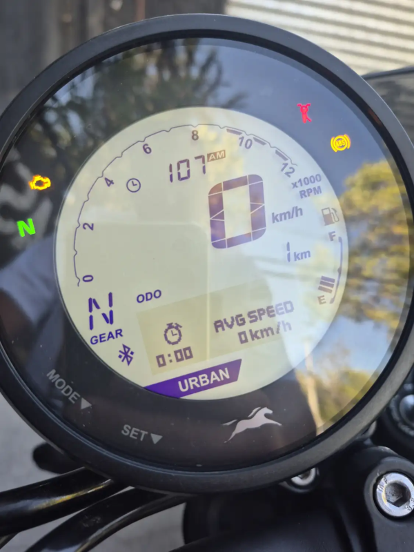 TVS Ronin 225 tablero digital redondo modo Urban Bluetooth ABS