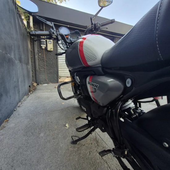 TVS Ronin 225 tanque gris franja roja detalle lateral Easy Rider