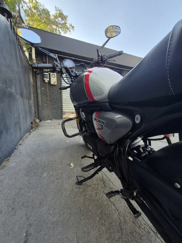 TVS Ronin 225 tanque gris franja roja detalle lateral Easy Rider