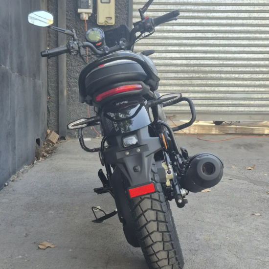 TVS Ronin 225 vista trasera escape negro luz LED Santiago