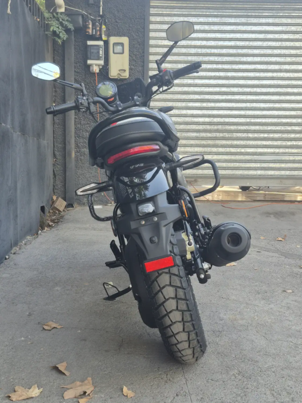 TVS Ronin 225 vista trasera escape negro luz LED Santiago