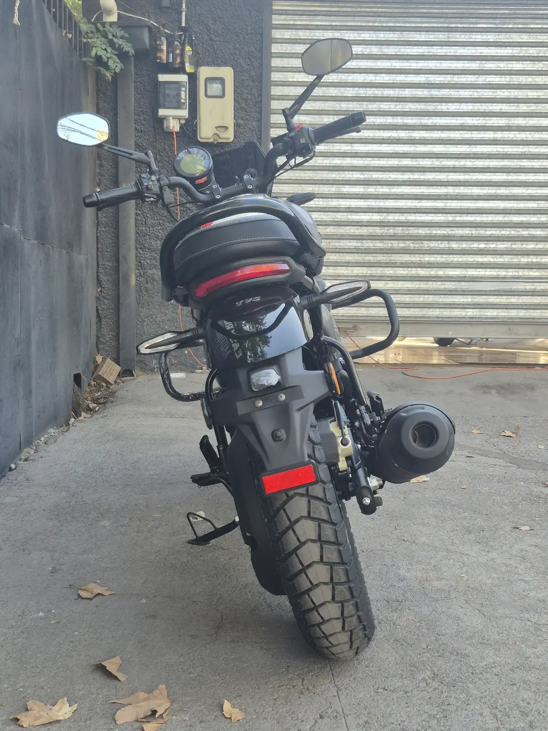 TVS Ronin 225 vista trasera escape negro luz LED Santiago