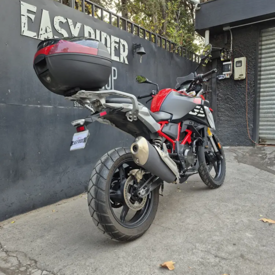 BMW G310 GS usada 2025 trasera tres cuartos top case instalado Santiago
