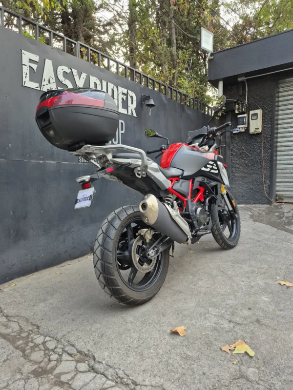 BMW G310 GS usada 2025 trasera tres cuartos top case instalado Santiago