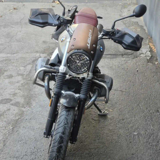 BMW R nineT Scrambler usada 2022 frontal alto logo nineT asiento burdeo handguards Easy Rider Motorshop