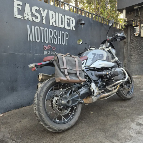 BMW R nineT Scrambler usada 2022 trasera tres cuartos izquierda alforja cuero Easy Rider Motorshop Santiago