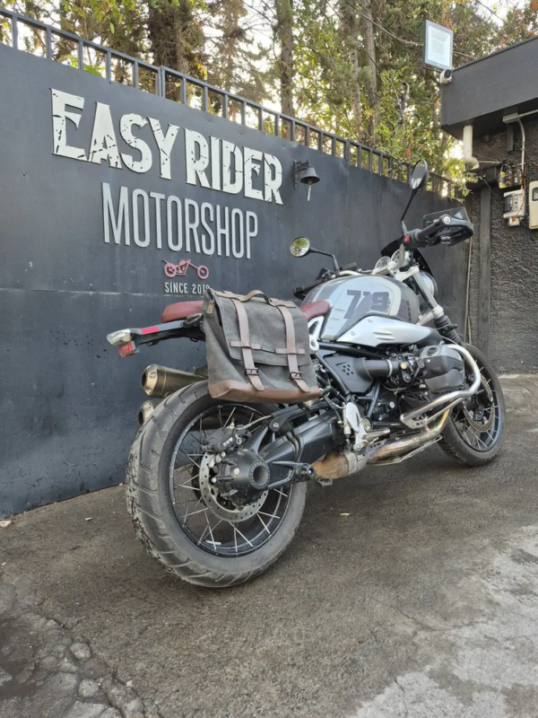 BMW R nineT Scrambler usada 2022 trasera tres cuartos izquierda alforja cuero Easy Rider Motorshop Santiago