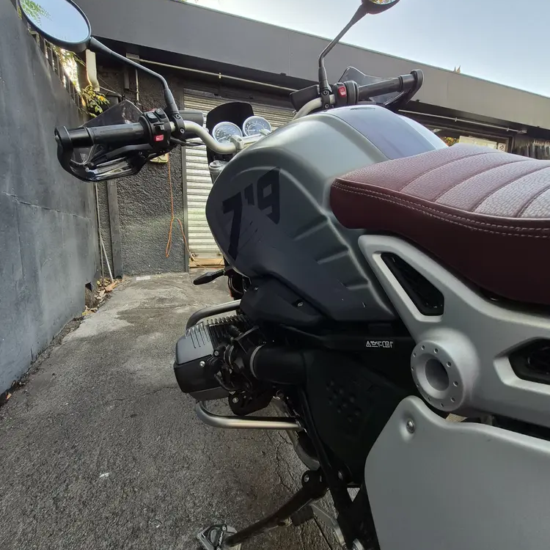 BMW R nineT Scrambler usada 2022 lateral izquierdo tanque gris granito asiento burdeo motor boxer