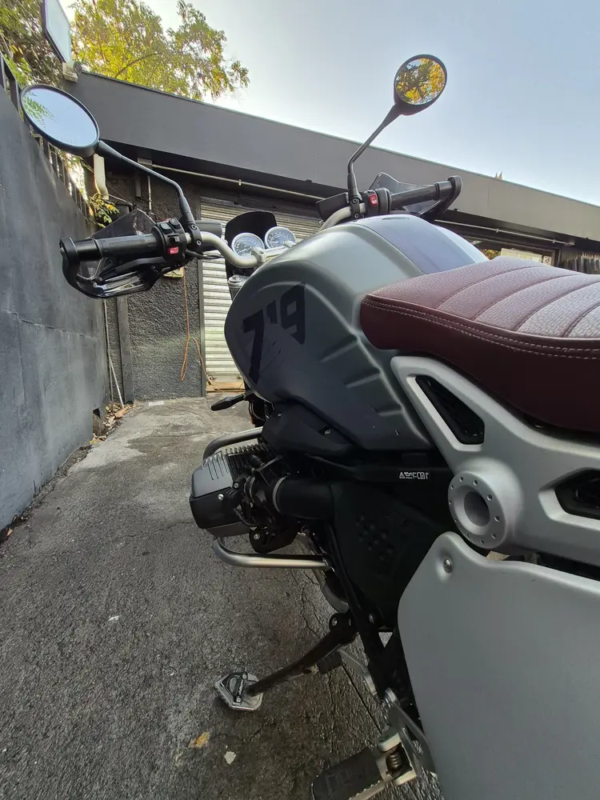 BMW R nineT Scrambler usada 2022 lateral izquierdo tanque gris granito asiento burdeo motor boxer