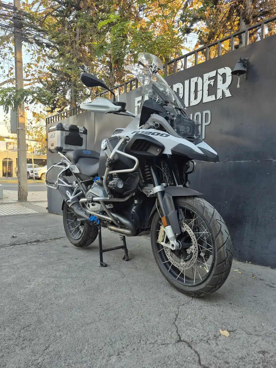 BMW R 1200 GS Adventure usada Santiago 2018 blanco luminoso azul cordoba frontal tres cuartos