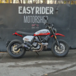 Ducati Scrambler Urban Motard usada 2022 blanco rojo frontal tres cuartos
