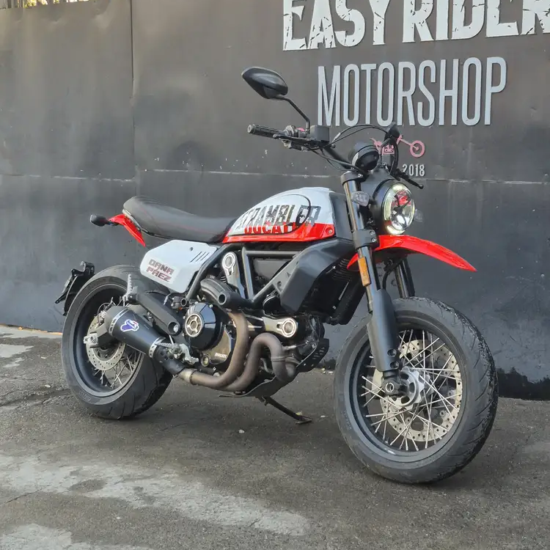 Ducati Scrambler Urban Motard 2022 usada lateral derecho tres cuartos