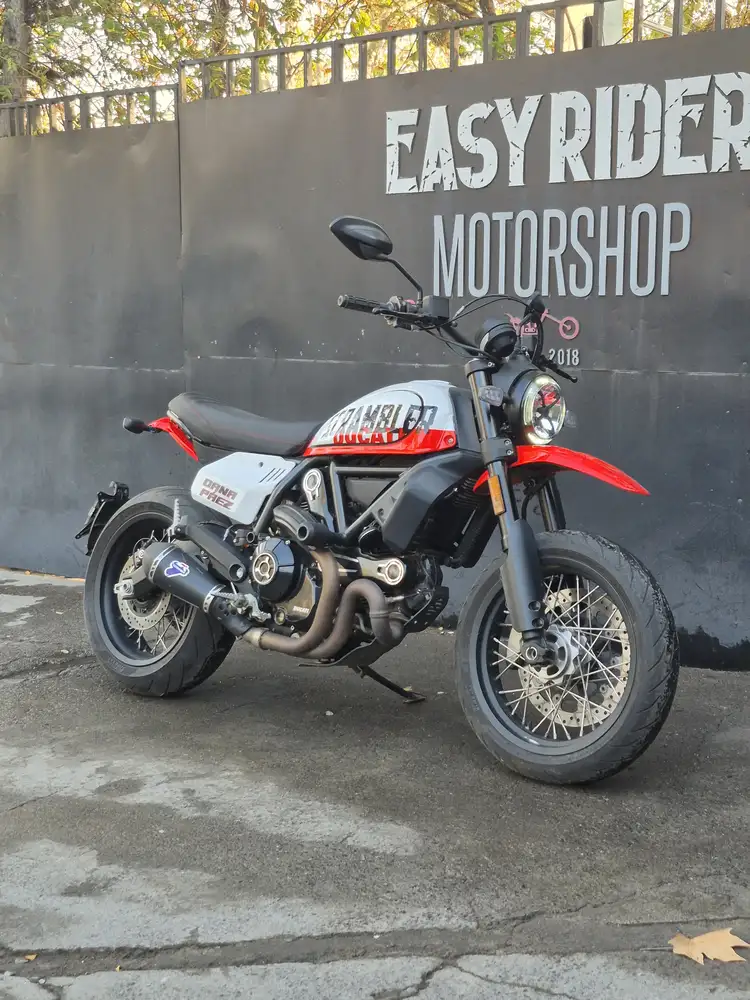 Ducati Scrambler Urban Motard 2022 usada lateral derecho tres cuartos