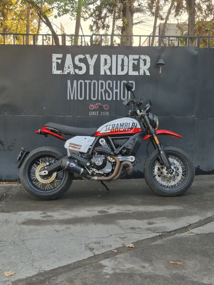 Ducati Scrambler Urban Motard usada 2022 blanco rojo frontal tres cuartos