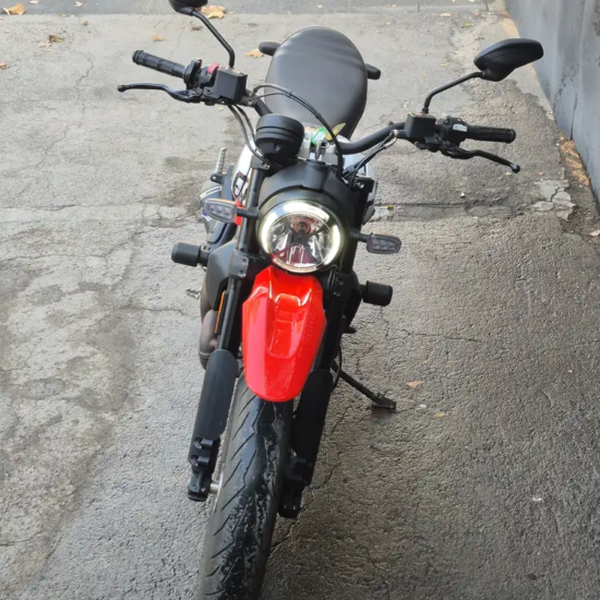 Ducati Scrambler Urban Motard 2022 usada vista frontal faro LED DRL