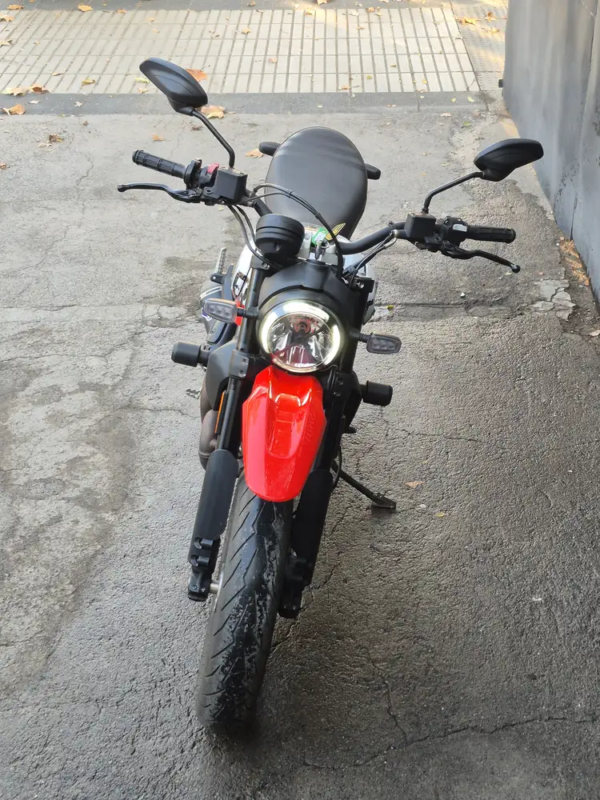 Ducati Scrambler Urban Motard 2022 usada vista frontal faro LED DRL