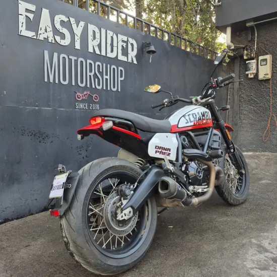 Ducati Scrambler Urban Motard 2022 usada lateral izquierdo tres cuartos Easy Rider Motorshop