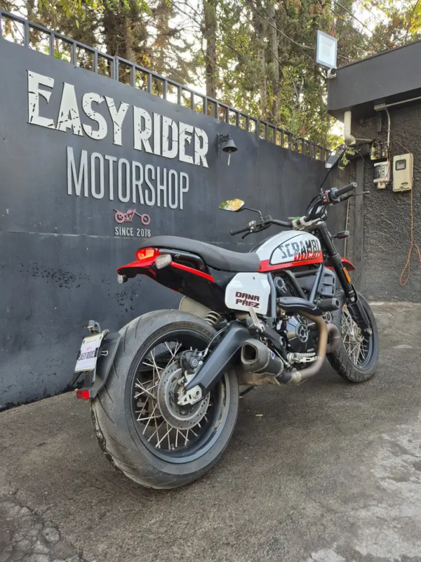 Ducati Scrambler Urban Motard 2022 usada lateral izquierdo tres cuartos Easy Rider Motorshop